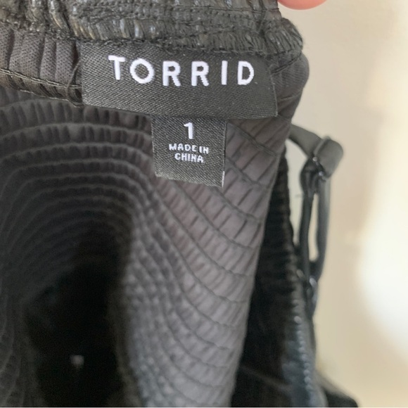 Torrid Faux Leather Block Smocking & Ruffle Cropped Tank Size 1 (14/16, 1X) - Picture 3 of 6